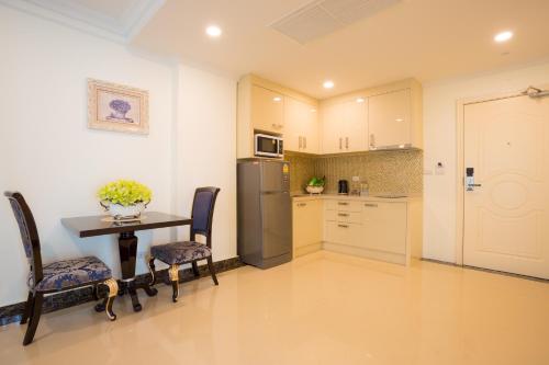 room detail thumbnail 1