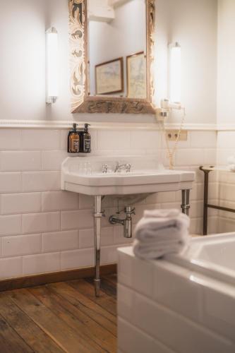 B&B Number 11 Exclusive Guesthouse - image 11