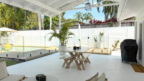 Villa Two Stroll to Beach, Private Pool in Playa Kewarra