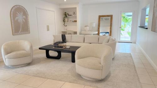 Villa Two Stroll to Beach, Private Pool in Playa Kewarra