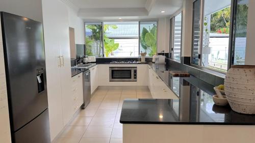 Villa Two Stroll to Beach, Private Pool in Playa Kewarra