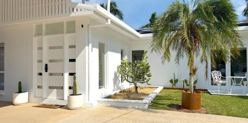 Villa Two Stroll to Beach, Private Pool in Playa Kewarra