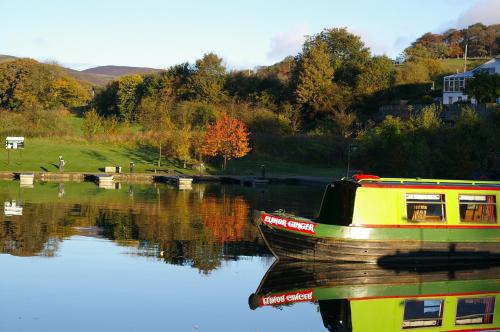 Stone - Boat - Sleeps 6 - Pet Friendly - 85ws in Stone