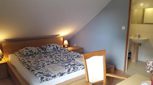 1 queen bed, 2 twin beds