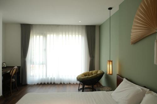 Deluxe Double Room (2 Adults + 1 Child) image 10