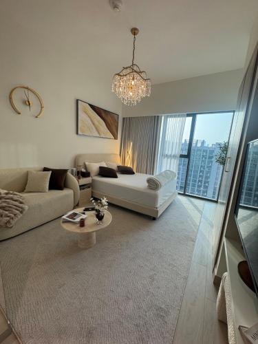 Cozy Studio with Balcony & Burj Khalifa View - image 7