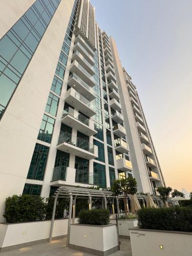 Cozy Studio with Balcony & Burj Khalifa View - image 9