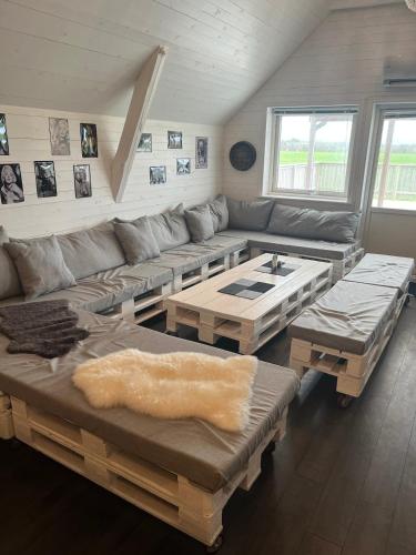 Stay in a country party and penthouse with terrace in Edenberga