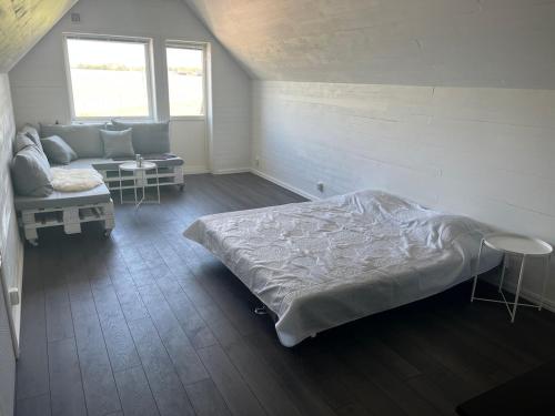 Stay in a country party and penthouse with terrace in Edenberga