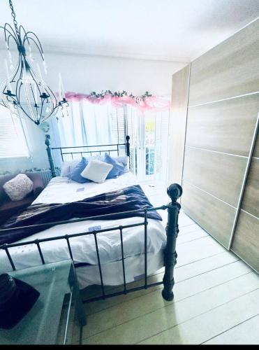 Private room with en-suite and private entrance in Cymmer