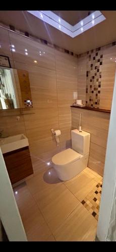 Private room with en-suite and private entrance in Cymmer