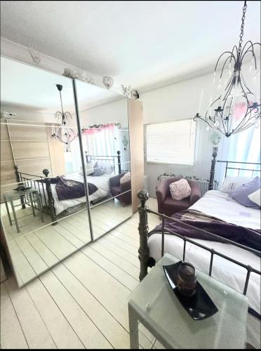 Private room with en-suite and private entrance in Cymmer