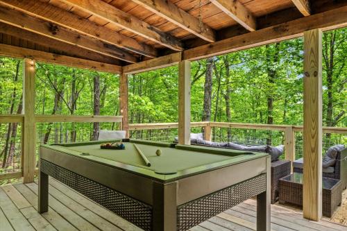 Serene Mountain Sanctuary- Hot Tub- Pool Table- EV Charger- Pet Friendly in Sevierville, USA