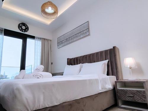 Netflix and Wi-Fi Studio Pool, Gym & City Views, Dubaj