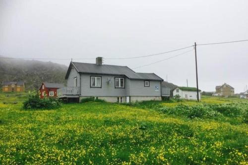 Grandfathers house in Вардьо