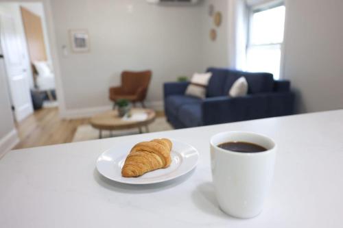Jennifer's Elegant & Cozy Broadway Walkable Stay - image 7