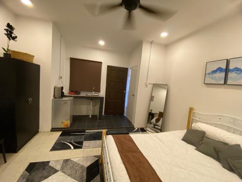 キッチン, The Calm Nest, Private room near Kuala Belait Town in クアラ ブライト