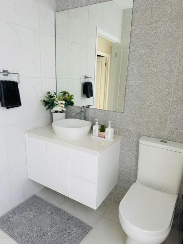 Cozy & Spacious 5BR Family Home with Free On-Site Parking, Pendle Hills (zdjęcie 2)