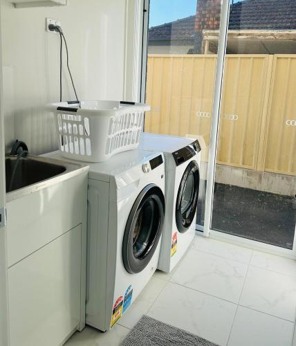 Cozy & Spacious 5BR Family Home with Free On-Site Parking, Pendle Hills (zdjęcie 4)