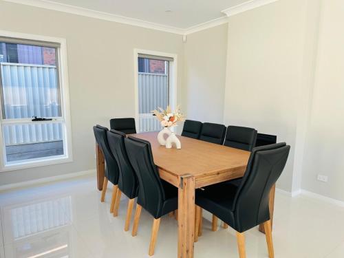 Cozy & Spacious 5BR Family Home with Free On-Site Parking, Pendle Hills (zdjęcie 8)