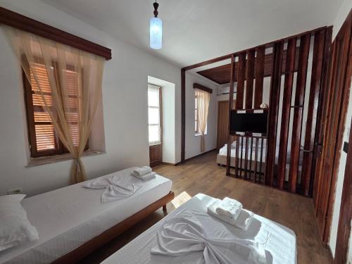 Quadruple Room with Balcony image 10
