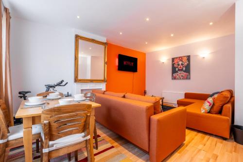 Huge 4 BR, 30s to Tube, 3 Bath & Gym Gear