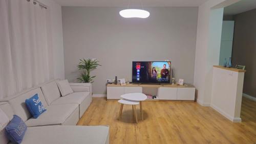 One-Bedroom Apartment with Balcony and Mountain View   room in LaBella Home