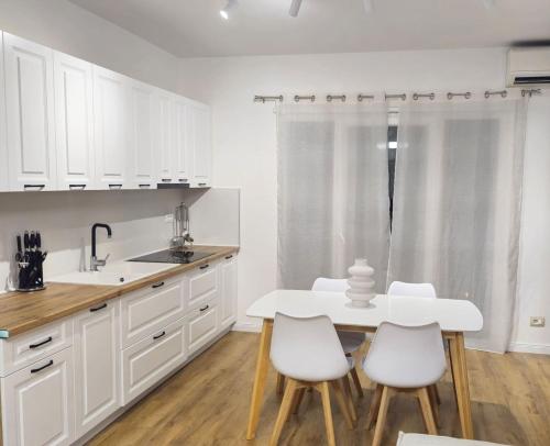 One-Bedroom Apartment with Balcony and Mountain View   image 8