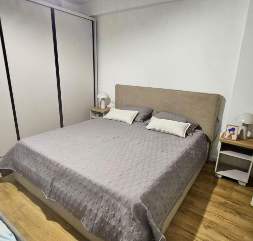 One-Bedroom Apartment with Balcony and Mountain View   image 7