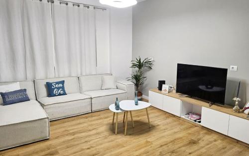 One-Bedroom Apartment with Balcony and Mountain View   image 4