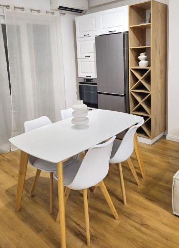 One-Bedroom Apartment with Balcony and Mountain View   image 2