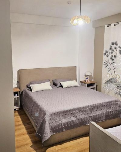 One-Bedroom Apartment with Balcony and Mountain View   image 1