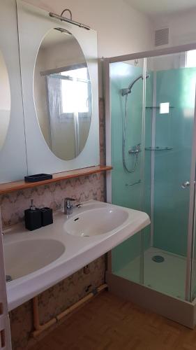 Fürdőszoba, Maison ouvrière pour 10 personnes (Maison ouvriere pour 10 personnes) in Trignac