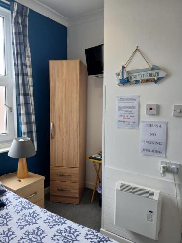 Rowntree Seaview Holiday Flats small double room with no view
