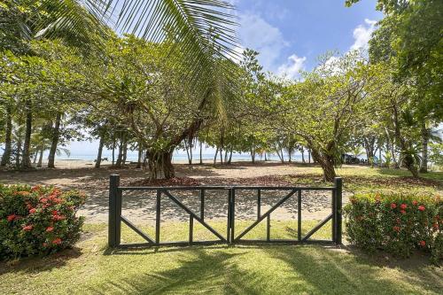 Beach cabinas on Playa Preciosa – khách sạn tại Puerto Jimenez