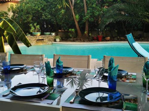 Hyères Pesquiers: Villa 5 Chambres avec Piscine et Climatisation - FR-1-335-169 - Location, gîte - Hyères