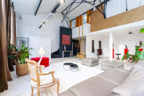 Artist Loft Experience Stylish 4-Bedroom Stay - Location, gîte - Montreuil