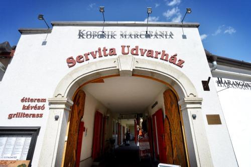  Servita Udvarház, Pension in Eger