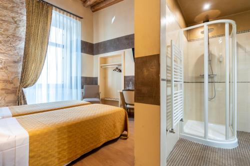 Superior Double Room image 8