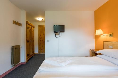 Double or Twin Room with Balcony image 8