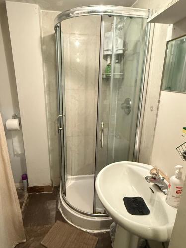 Cozy and Friendly Home Single Room in Burnaby, Canada