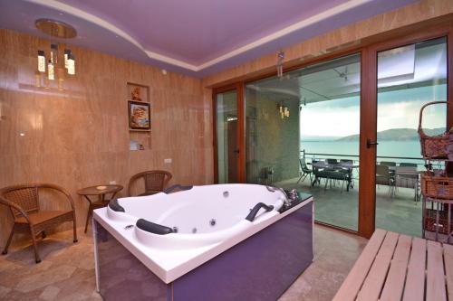 Hot tub, Blue Panorama Sevan in Kalavan