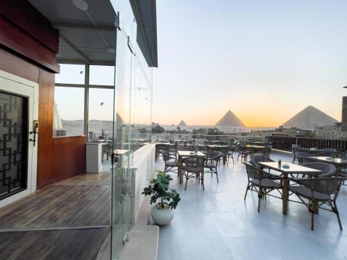 AKHNATON Pyramids View Hotel With Rooftop Access & free airport pickup in Haram