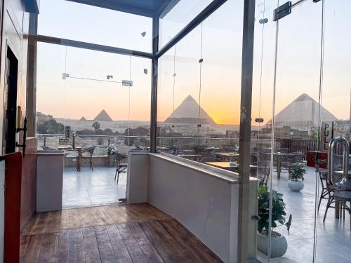 AKHNATON Pyramids View Hotel With Rooftop Access & free airport pickup in Haram