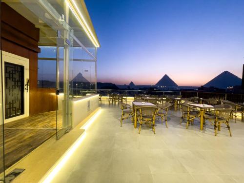 AKHNATON Pyramids View Hotel With Rooftop Access & free airport pickup in Haram