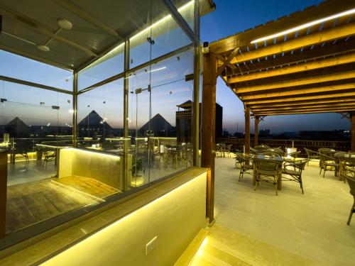 AKHNATON Pyramids View Hotel With Rooftop Access & free airport pickup in Haram