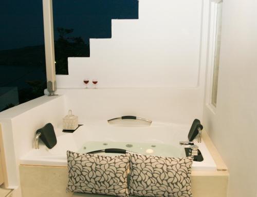 อ่างแช่น้ำร้อน, Anatoli Luxury Studios & Suites near สนามบินภายในประเทศเกาะแอสทิพาลายา