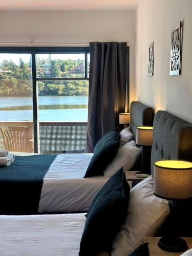 Double Room with Lake View image 6