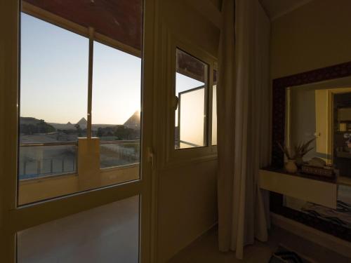 AKHNATON Pyramids View Hotel With Rooftop Access & free airport pickup in Haram