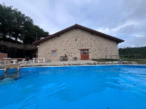 Peldbaseins, Olabe hostel in Bedarona